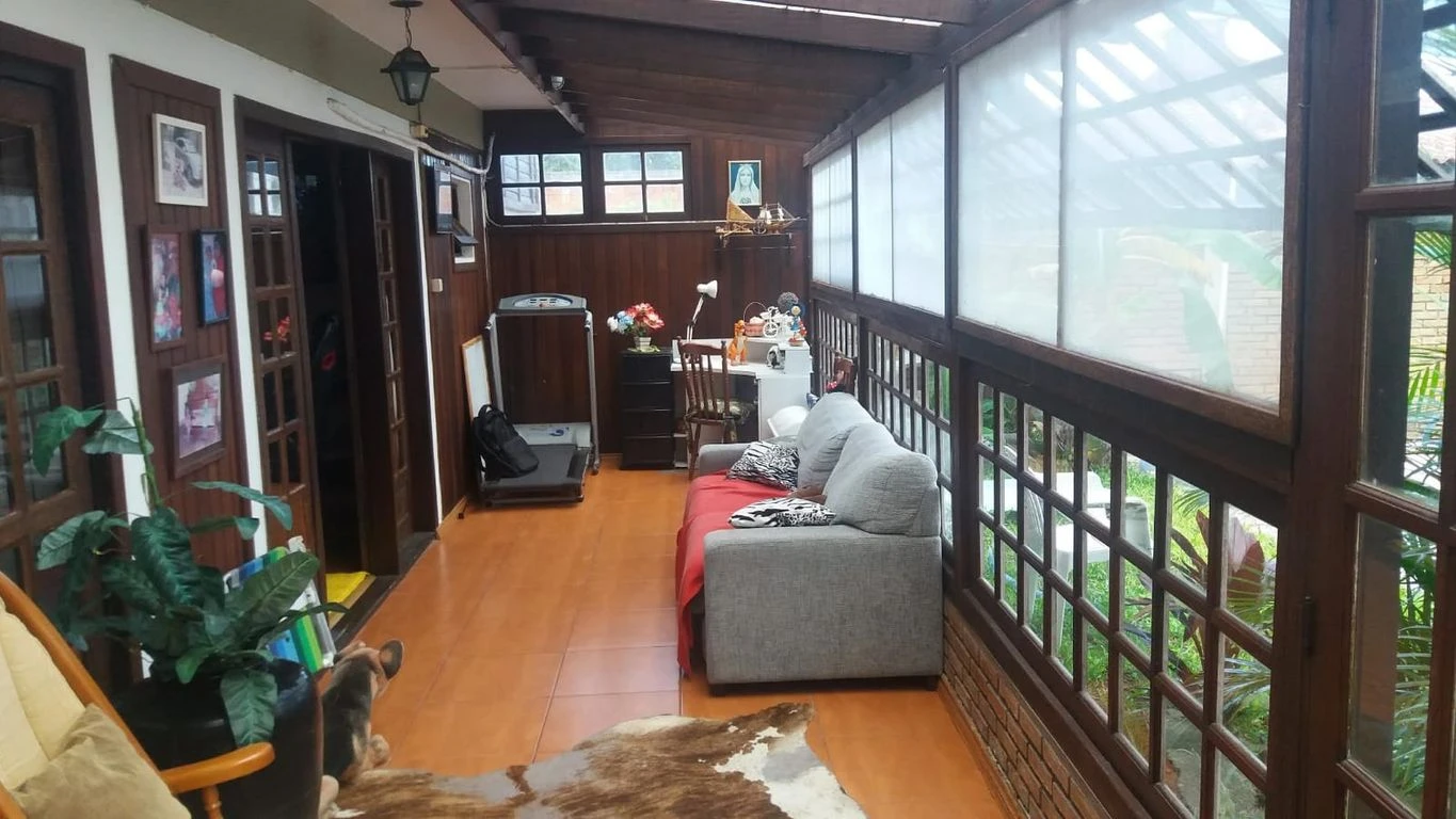 Sobrado com piscina no Laranjal