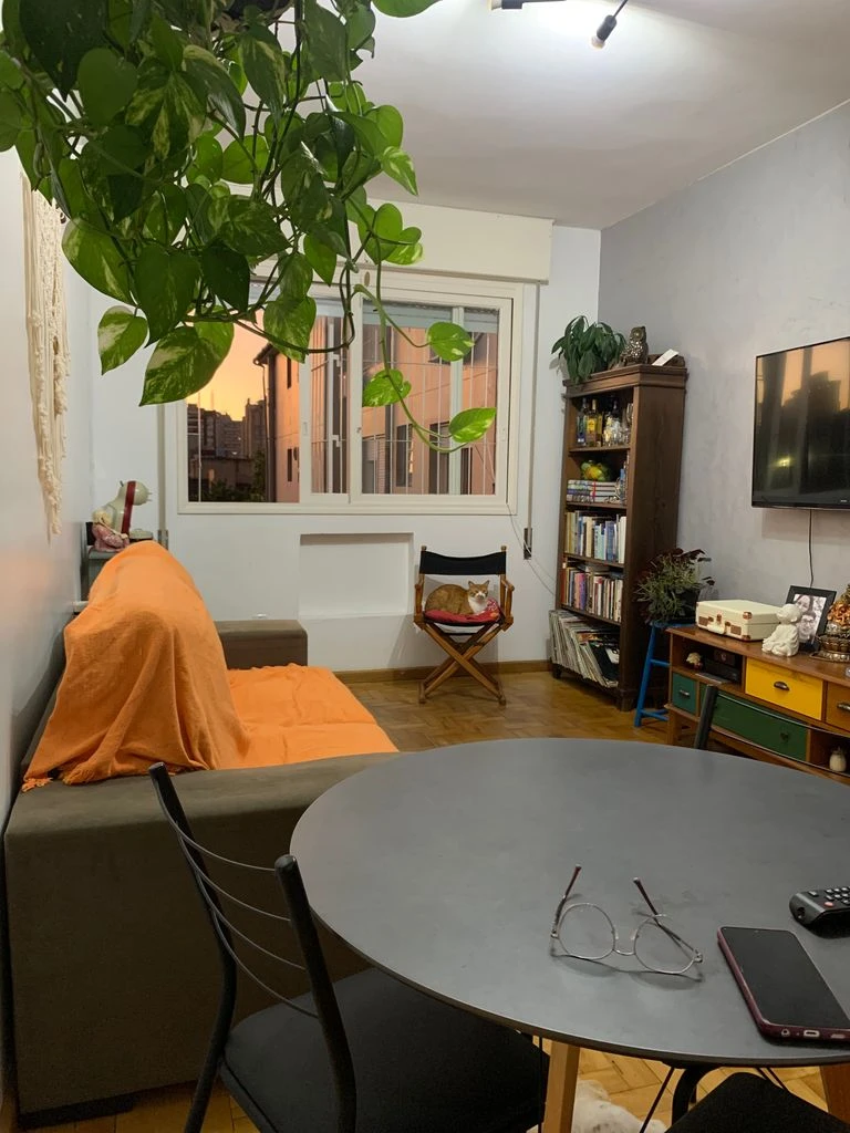 Apartamento semimobiliado no centro de Pelotas